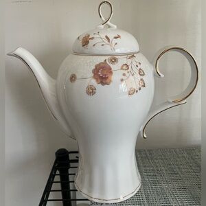 Vintage Elegancy Floral White and Gold Teapot